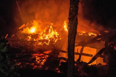 Ostfildern-Ruit: Gartenhaus brennt vollstaendig nieder - Feuerwehr muss ueber 400 Meter Schlauchleitung legen